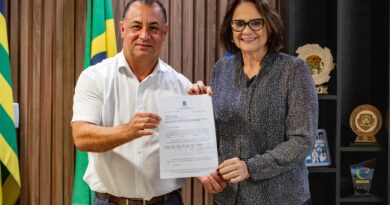 Senadora Damares destina R$1,4 milhões para saúde de Novo Gama em visita ao prefeito Carlinhos do Mangão