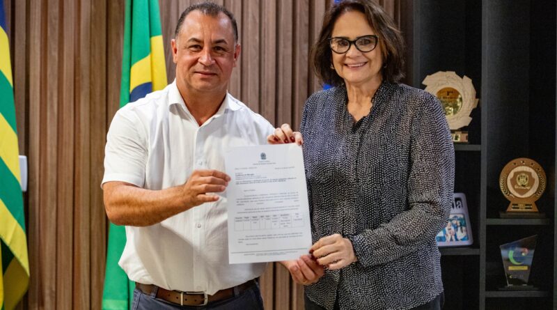 Senadora Damares destina R$1,4 milhões para saúde de Novo Gama em visita ao prefeito Carlinhos do Mangão