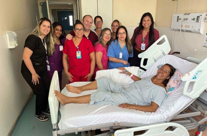 Oscelina, empregada doméstica baleada por delegado recebe alta após 40 dias internadas