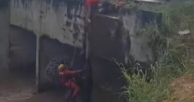 Bombeiros resgatam homem durante alagamento em Goiânia