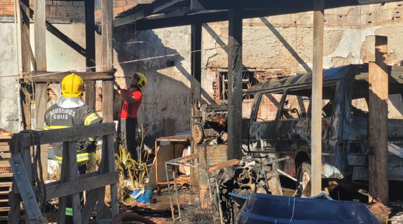 Residência pega fogo no Jardim Ingá, em Luziânia