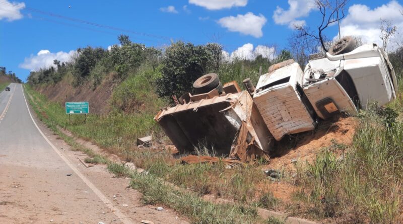 Caminhão capota na GO-425, entre Novo Gama e Luziânia, após pneu estourar; motorista fica ferido