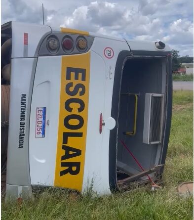 Ônibus sai da pista e tomba na BR-040 em Luziânia