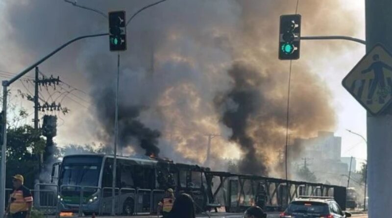 Avião cai em avenida de São Paulo, e deixa dois mortos e seis feridos