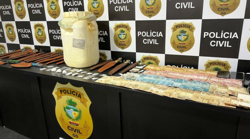 PCGO apreende grande quantidade de facas artesanais e dinheiro provenientes do tráfico de drogas