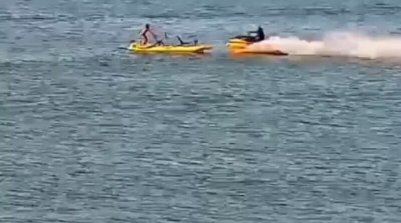 Jet-ski em alta velocidade atropela barco e deixa dois feridos no Lago Paranoá, em Brasília