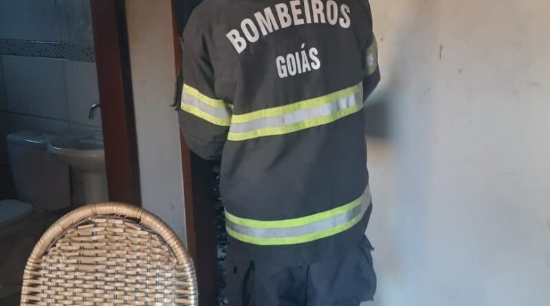 Residência pega fogo no bairro Parque Nápoles B, em Cidade Ocidental