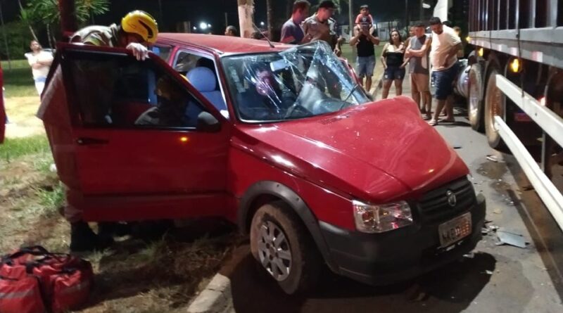 Motorista fica ferido em colisão entre carro e carreta na BR-040, em Luziânia