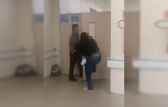 Quebra-pau na pediatria: mulher com bebê no colo briga por atendimento