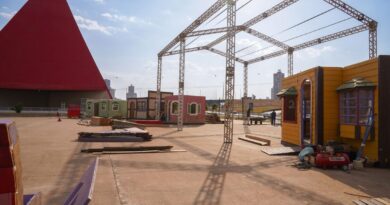 Material decorativo começa a chegar no Centro Cultural Oscar Niemeyer para montagem do Natal do Bem 2025 (Fotos: Nandra Leão)