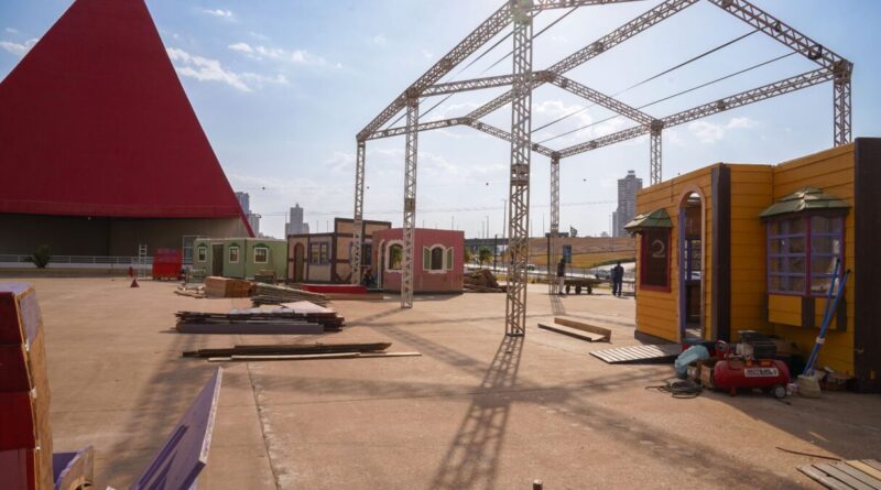 Material decorativo começa a chegar no Centro Cultural Oscar Niemeyer para montagem do Natal do Bem 2025 (Fotos: Nandra Leão)