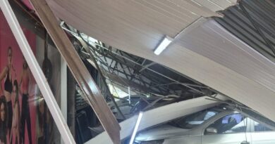 Forte chuva provoca desabamento de fachada de comércio em Santa Maria (DF)