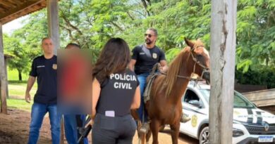 A cavalo, delegado captura homem suspeito de agredir ex-companheira em Luziânia