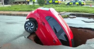 Carro é “engolido” por cratera no DF após fortes chuvas Carro é “engolido” por cratera no DF após fortes chuvas
