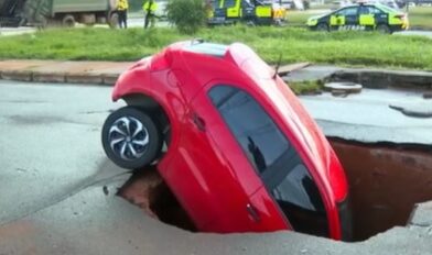 Carro é “engolido” por cratera no DF após fortes chuvas Carro é “engolido” por cratera no DF após fortes chuvas