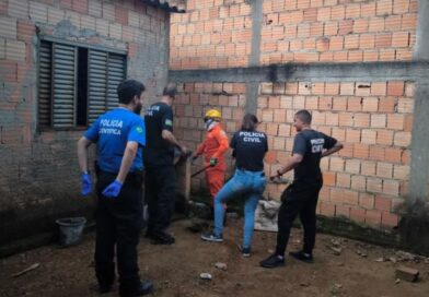 Homem mata irmão a facadas, enterra corpo no quintal e é preso em Goiás