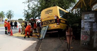 Estudantes são resgatadas pela janela após acidente com ônibus escolar que saiu de Cidade Ocidental