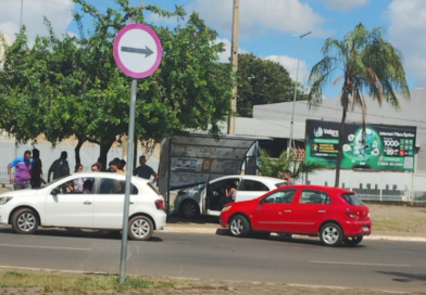 Motorista perde controle de carro e atinge parada de ônibus na Cidade Ocidental