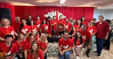 Fé e tradição: Diego Sorgatto recebe a Bandeira do Divino Espírito Santo na Prefeitura de Luziânia