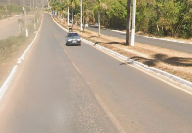 Carro sai da pista, atinge pedestre e tomba em barranco próximo ao Lago Jacob, em Cidade Ocidental