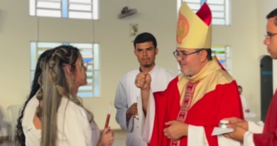 Gesto de inclusão marca Crisma: bispo Dom Francisco Agamenilton usar Libras para se comunicar com fiel Gesto de inclusão marca Crisma: bispo Dom Francisco Agamenilton usar Libras para se comunicar com fiel