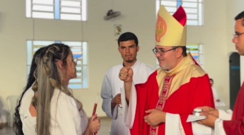 Gesto de inclusão marca Crisma: bispo Dom Francisco Agamenilton usar Libras para se comunicar com fiel Gesto de inclusão marca Crisma: bispo Dom Francisco Agamenilton usar Libras para se comunicar com fiel