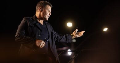Eduardo Costa encerra Rodeio Show de Novo Gama com arena lotada