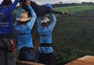 Jovem morre após ser jogada sem cordas durante salto de rope jump Jovem morre após ser jogada sem cordas durante salto de rope jump