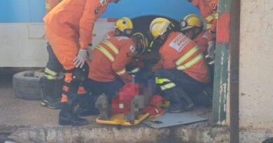 Trabalhador é resgatado após ficar preso sob ônibus durante manutenção