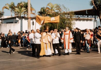 Fiéis celebram Corpus Christi em Cidade Ocidental
