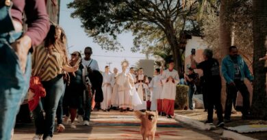 Doguinho caramelo rouba a cena durante celebração do Corpus Christi em Cidade Ocidental