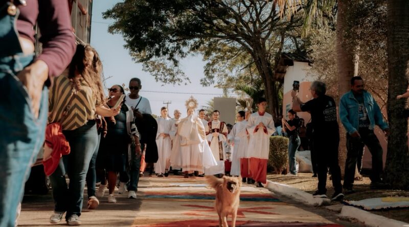 Doguinho caramelo rouba a cena durante celebração do Corpus Christi em Cidade Ocidental