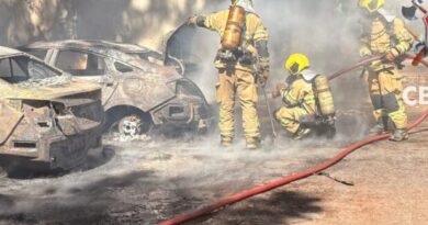 Incêndio destrói carros estacionados perto da Feira dos Importados. Veja vídeo Incêndio destrói carros estacionados perto da Feira dos Importados. Veja vídeo
