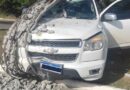 Caminhonete perde o controle e bate em poste em Cidade Ocidental; ninguém se fere