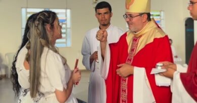 Gesto de inclusão marca Crisma: bispo Dom Francisco Agamenilton usar Libras para se comunicar com fiel Gesto de inclusão marca Crisma: bispo Dom Francisco Agamenilton usar Libras para se comunicar com fiel