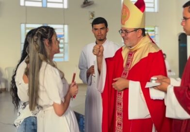 Gesto de inclusão marca Crisma: bispo Dom Francisco Agamenilton usar Libras para se comunicar com fiel Gesto de inclusão marca Crisma: bispo Dom Francisco Agamenilton usar Libras para se comunicar com fiel