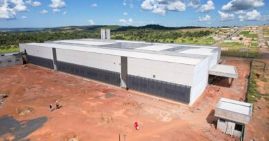 Arruda e Carlinhos do Mangão visitam obras do Hospital Municipal de Novo Gama e destaca integração entre DF e Entorno