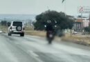 Motociclista é flagrado fazendo selfie ao pilotar na BR-040 em Valparaíso Motociclista é flagrado fazendo selfie ao pilotar na BR-040 em Valparaíso