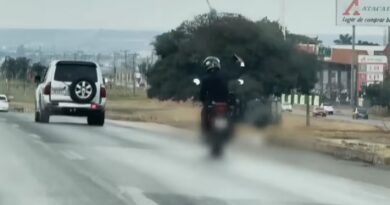 Motociclista é flagrado fazendo selfie ao pilotar na BR-040 em Valparaíso Motociclista é flagrado fazendo selfie ao pilotar na BR-040 em Valparaíso