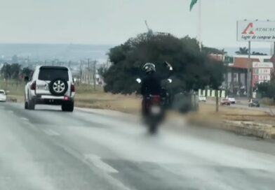 Motociclista é flagrado fazendo selfie ao pilotar na BR-040 em Valparaíso Motociclista é flagrado fazendo selfie ao pilotar na BR-040 em Valparaíso
