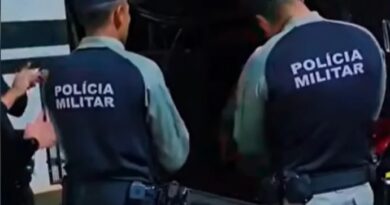 Policiais cantam “parabéns” para homem preso no dia do aniversario; vídeo viraliza nas redes Policiais cantam “parabéns” para homem preso no dia do aniversario; vídeo viraliza nas redes