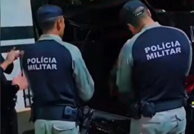 Policiais cantam “parabéns” para homem preso no dia do aniversario; vídeo viraliza nas redes Policiais cantam “parabéns” para homem preso no dia do aniversario; vídeo viraliza nas redes