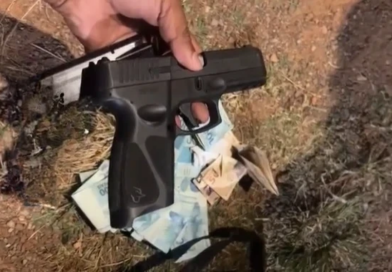 Menina de 11 anos é encontrada com arma e dinheiro no Jardim Ingá
