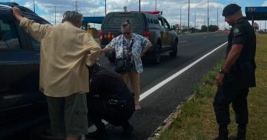 Policiais militares de Goiás ajudam casal de idosos a trocar pneu furado