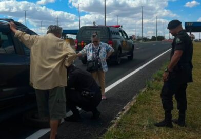 Policiais militares de Goiás ajudam casal de idosos a trocar pneu furado
