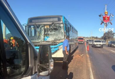 Acidente entre ônibus e caminhão deixa 14 feridos no DF Acidente entre ônibus e caminhão deixa 14 feridos no DF