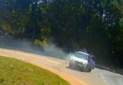 Carro apresenta princípio de incêndio próximo à base da GCM em Cidade Ocidental Carro apresenta princípio de incêndio próximo à base da GCM em Cidade Ocidental