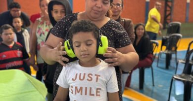 Prefeitura de Cidade Ocidental entrega abafadores de ruído para alunos com TEA em escola municipal