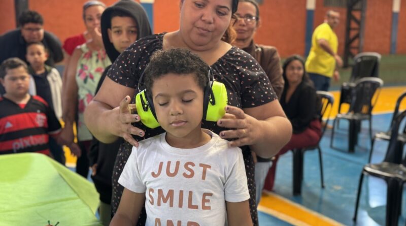 Prefeitura de Cidade Ocidental entrega abafadores de ruído para alunos com TEA em escola municipal