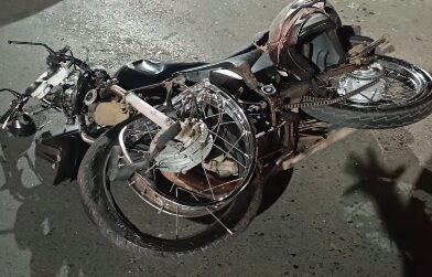 Motociclista é arremessado após batida na GO-520, em Novo Gama Motociclista é arremessado após batida na GO-520, em Novo Gama